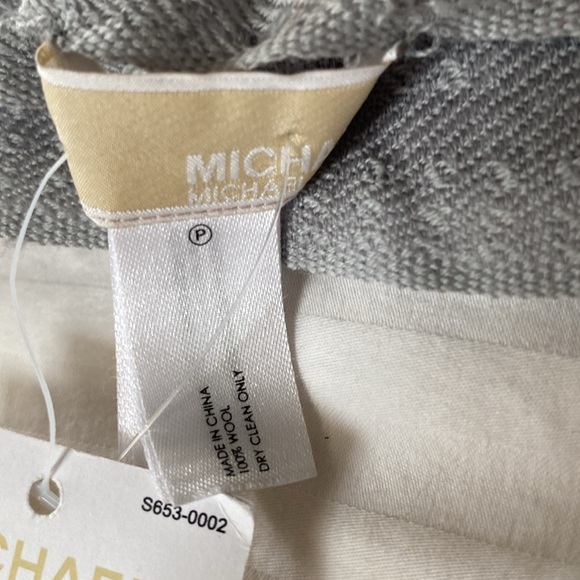 BNWT MK Michael Michael Knors silver scarf - Picture 2 of 4